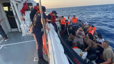 Lastik botla sürüklenen 20 kaçak göçmen kurtarıldı