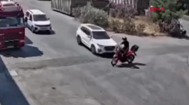 İzmir'de feci kaza! 15 yaşındaki sürücünün çarptığı motosiklet sürücüsü ağır yaralandı