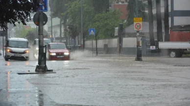 Ordu'da meydana gelen yoğun yağışlar sonucu bir binanın istinat duvarı çöktü!