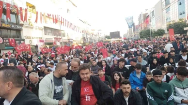 Sultanbeyli Kent Meydanı'nda Türkiye Milli Takımı için coşkulu bir birlik ve beraberlik gösterisi yapıldı.