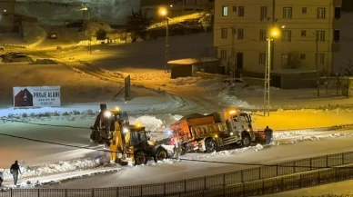 Bayburt’ta kar küreme aracı yoldan çıktı
