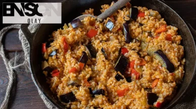 Artık herkes pilavı böyle yapıyor! Sofraların yeni gözdesi: Patlıcanlı arpa şehriye