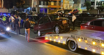 Park halindeki kamyonete çarpan otomobilin sürücüsü yaralandı