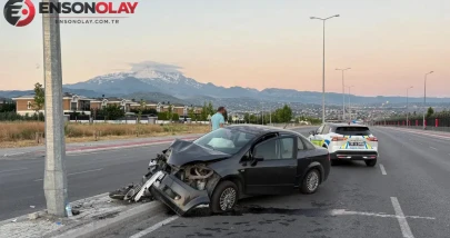 Kayseri'de kaza : Otomobil aydınlatma direğine çarptı