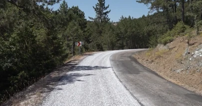 Gördes'te Çiçekli-Sindel yolunda başlatılan 10 kilometrelik yol çalışması hız kesmeden devam ediyor.