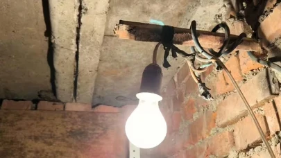 Banyo fayansının altından çıkanı görünce dona kaldı!