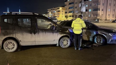 Erzurum'da hafif ticari araç ile otomobilin çarpıştığı kazada 4 kişi yaralandı