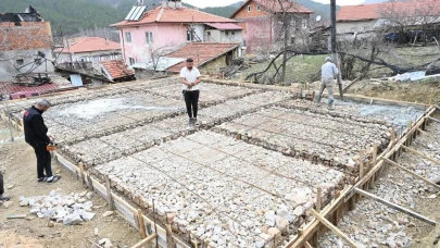 Isparta Belediyesi’nden evi yanan aileye yardım eli