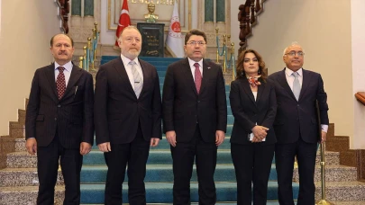 Bakan Tunç ile yapılan görüşmenin ardından DEM Parti tarafından yapılan açıklamada, Öcalan'ın koşullarıyla ilgili bazı yeni gelişmeler olabileceği belirtildi.