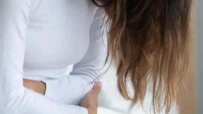 Die Off Sendromu, Parkinson hastalığına sahip olan bazı hastalarda ilaç tedavisine yanıt verme sürecinde ortaya çıkabilen bir durumdur. Bu sendrom, hastanın ilaç etkisi azaldığında veya ilacın etkisi tamamen kaybolduğunda meydana gelir. Parkinson ilaçlarının etkisiz hale gelmesi sonucunda hareketlerde ve fonksiyonlarda belirgin bir kötüleşme görülür. Hastaların titreme, sertlik, yavaşlık gibi Parkinson belirtileri tekrar ortaya çıkar ve günlük yaşam aktivitelerini yerine getirmekte zorlanabilirler. Die Off Sendromu genellikle ilaç dozajının yanlış ayarlanması, yanlış zamanlamada ilaç alınması veya vücudun ilaca verdiği yanıtın değişmesi gibi nedenlerle ortaya çıkabilir. Bu nedenle, Parkinson hastalarının ilaç kullanımı konusunda düzenli takip ve doktor kontrolü önemlidir.