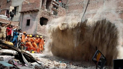 Hindistan'da 4 katlı binanın çökmesi sonucu ölenlerin sayısı 11'e yükseldi