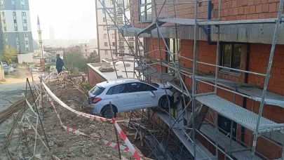 Kartal'da Otomobil İnşaat Alanında Sıkışıp Kaldı, Kurtarma Operasyonu Başlatıldı