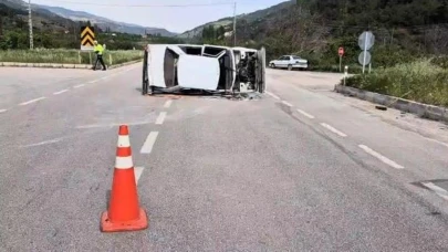 Köpeğe çarpmamak için manevra yapan araçtaki 3 kişi yaralandı