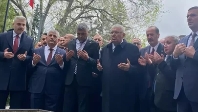 MHP Başkanlık Divanı, Alparslan Türkeş'i mezarı başında andı: Bahçeli katılmadı