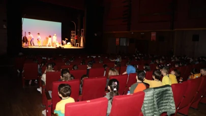 Çocuklar ve gençler için tiyatro perdeleri yeniden açıldı!