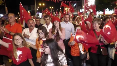 İzmir'de 19 Mayıs'ta düzenlenecek Fener Alayı yürüyüşü için hazırlıklar tüm hızıyla devam ediyor! Bornova, Buca, Karşıyaka ve Karabağlar'da gerçekleştirilecek kortej yürüyüşleri için heyecan dorukta! Detaylar için takipte kalın!