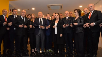 Ünlü sanatçı Filiz Akın'ın, sanatseverlere kapılarını açan Köksal Özel Sanat Koleksiyonu Salonu'nu ziyaret ettik