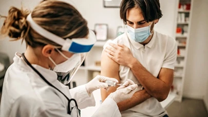 Genç erkeklerde Pfizer/BioNTech aşısıyla ilişkilendirilen miyokardit riski yükseldi!