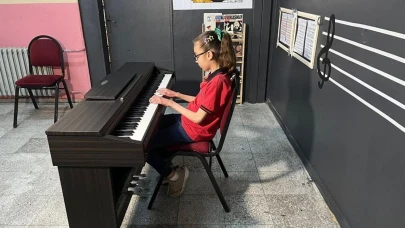 İzmir'in Müzik Arenasında Parlayan Yeni Yıldız: Belinay Şahingöz