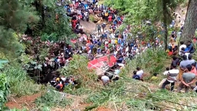 Sri Lanka'da yolcu otobüsü uçuruma yuvarlandı: 21 ölü