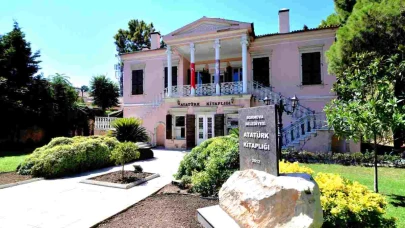 Bornova ilçesinde hizmet veren kütüphanede, 9 bin üyeye 8 kitaplık geniş bir koleksiyon sunuluyor