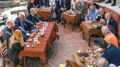 Kültür ve Turizm Bakanı Ersoy, Beyoğlu'nda halkla bir araya geldi!