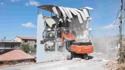 Bayraklı’da 5 katlı kaçak yapı yıkıldı