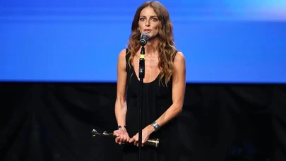 Bige Önal, Altın Koza'daki ödülünü kadınlara ithaf etti