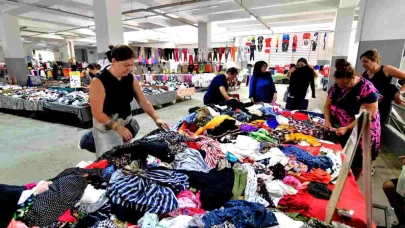 Bornova'da Haftalık Kıyafet Pazarı'na Yoğun İlgi!