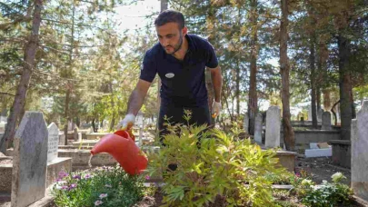 Büyükşehir yeni bir projeyi daha hayata geçirdi: O ilimizde kabir bakım hizmeti başladı