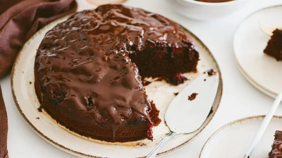 Çay Saatine Yetişen Lezzet: Kendinden Geçeceğiniz Çikolata Soslu Islak Kek Tarifi!