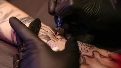 Dövme Mürekkebi İle Yapılan Dövmeler Kanser Riskini Artırabilir mi?