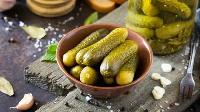 Evde turşu yapmayı sevenler için büyük bir haber: Artık salatalıkların erimesine son! Kütür kütür turşuların sırrı çözüldü!