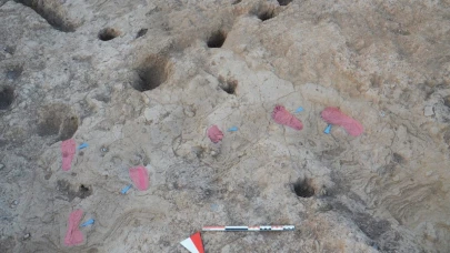 Hatay'da Arkeologlar, 7 bin yıllık insan ayak izlerine rastladılar!