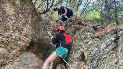 İzmir İtfaiyesi kayalıklarda mahsur kalan üç genci kurtardı