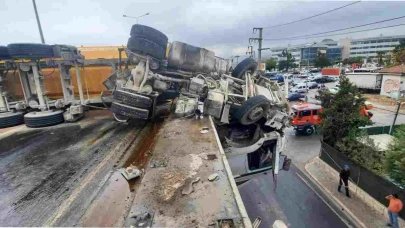 İzmir İtfaiyesi kaza sonrası viyadükte asılı kalan tır şoförünü kurtardı