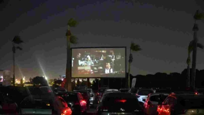 İzmir'de Arabada Film Keyfi: Nostaljik Sinema Deneyimi, İzleyicileri Büyülüyor!