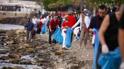İzmir'de Sürdürülebilirlik İçin Dünya Rekoru Denemesi: Kıyı Temizliği!