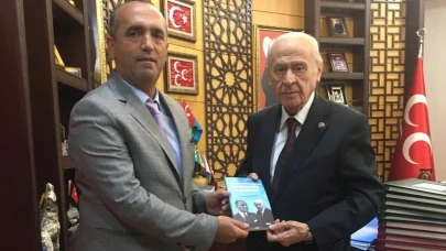 Dr. Ramazan Topdemir, MHP lideri Devlet Bahçeli'ye Kürt meselesi üzerine araştırmalarını içeren kitabını hediye etti
