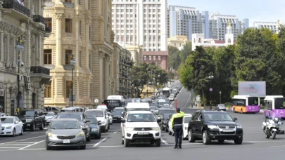 Tüm Azerbaycan şehitleri için saygı duruşunda bulundu