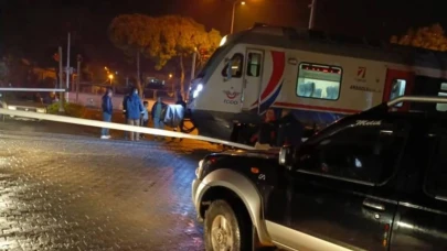 Yolcu treni motosiklete çarptı