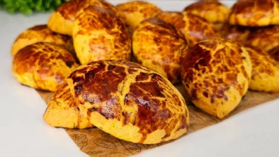 Hızlı ve Pratik! Aniden Gelen Misafire Özel Tarif: Saniyeler İçinde Hazırlanan Havuçlu Kıyır Poğaça Tarifi