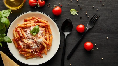 Arabbiata soslu makarna tarifi... En pratik ve kolay arabbiata soslu makarna nasıl yapılır? Pratik makarna tarifi