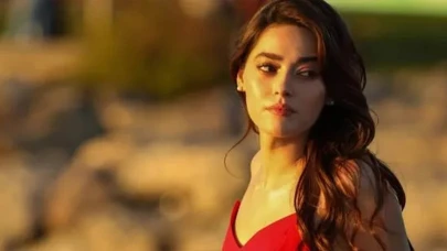 Aynadaki Yabancı Azra Kim? Simay Barlas Kimdir, Kaç Yaşında? Simay Barlas Hangi Dizilerde Oynadı?