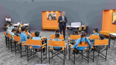 Başkan Tugay, Kütüphanede Minik Ziyaretçilere Masal Anlattı