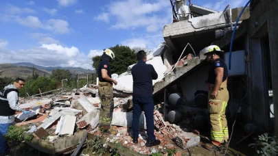 Bayraklı'da Bir İş Yerinde Meydana Gelen Patlamada İzmir İtfaiyesi, Göçük Altında Mahsur Kalan Vatandaşı Kurtardı