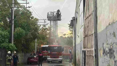 Bornova'daki Depo Yangınında İtfaiye Ekiplerinden Hızlı Müdahale