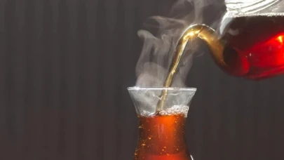 Çay tiryakileri bu yönteme bayılacak! Çayın içine 1 parça eklemek yeterli: Lezzeti artıyor, beklese de tadı acımıyor