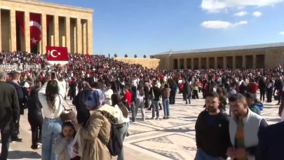 Cumhuriyet Bayramı'nda binlerce vatandaş, Anıtkabir'i ziyaret etti