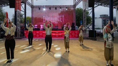 İzmir'de Cumhuriyet Bayramı Kutlamaları Coşkulu Geçiyor